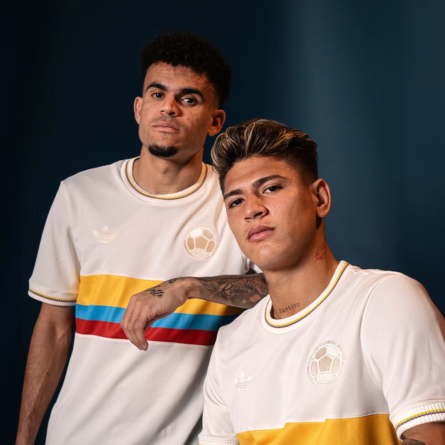 Modelo usando camiseta Selección Colombia 100 Años edición especial blanca dorada fondo blanco
